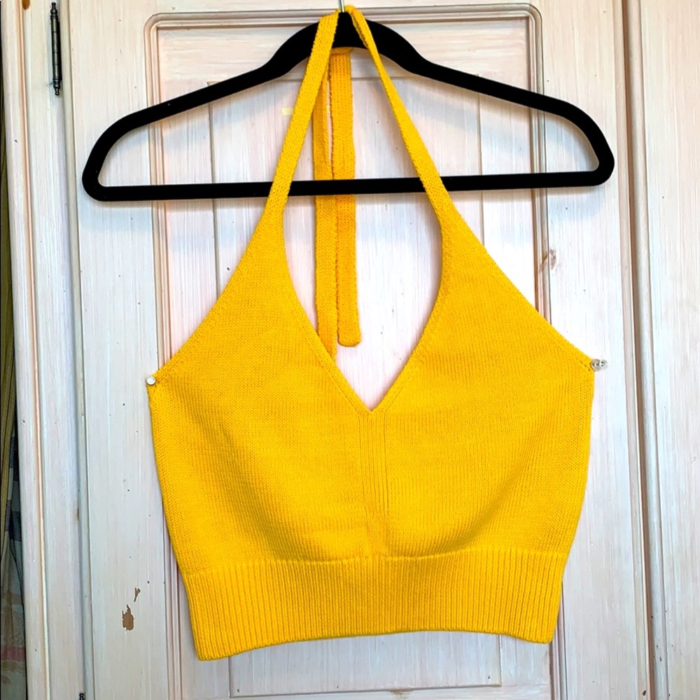 DIVIDED YELLOW CROP TOP.